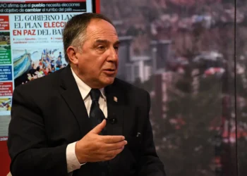 Gustavo ALiaga en entrevista con Piedra, Papel y Tinta de La Razón. Foto: Oswaldo Aguirre.