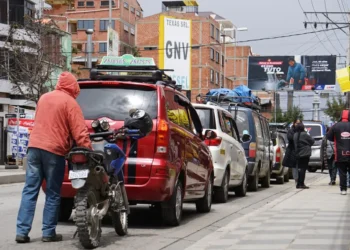 Las filas por combustible incrementaron. Foto: APG.