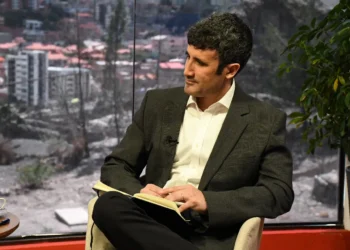El polítólogo y académico chileno Andrés Dockendorff en entrevista con Piedra, Papel y Tinta de La Razón. Foto: Oswaldo Aguirre.