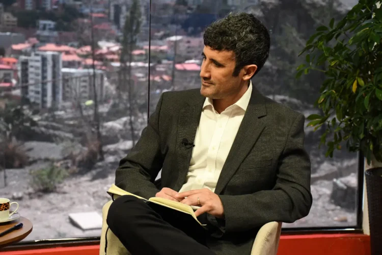 El polítólogo y académico chileno Andrés Dockendorff en entrevista con Piedra, Papel y Tinta de La Razón. Foto: Oswaldo Aguirre.