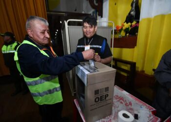 Un ciudadano ejerce su derecho al voto (Foto: APG)