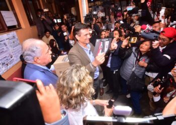 El candidato presidencial Rodrigo Paz emite su voto en Tarija (Foto: APG)