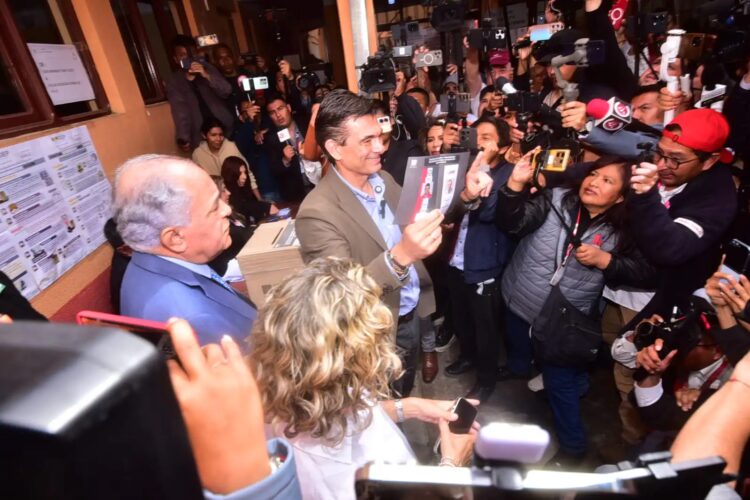 El candidato presidencial Rodrigo Paz emite su voto en Tarija (Foto: APG)