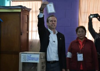 El candidato Jorge Tuto Quiroga emite su voto.