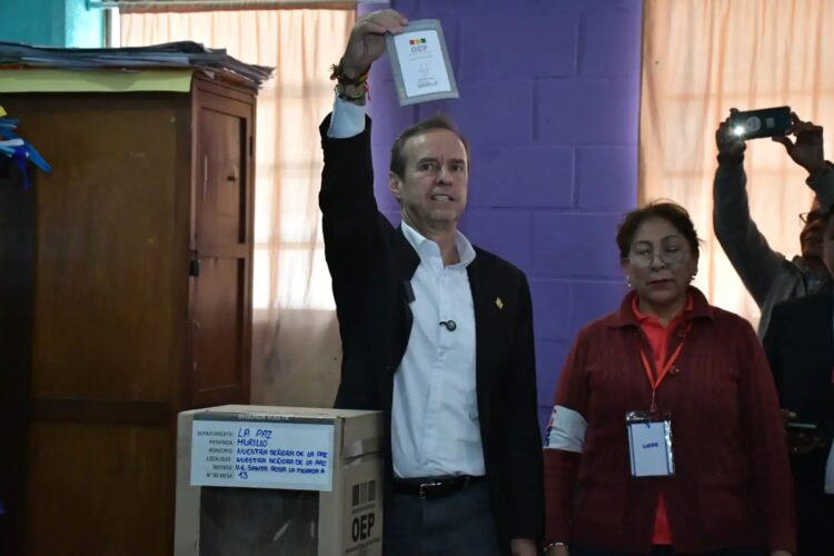 El candidato Jorge Tuto Quiroga emite su voto.