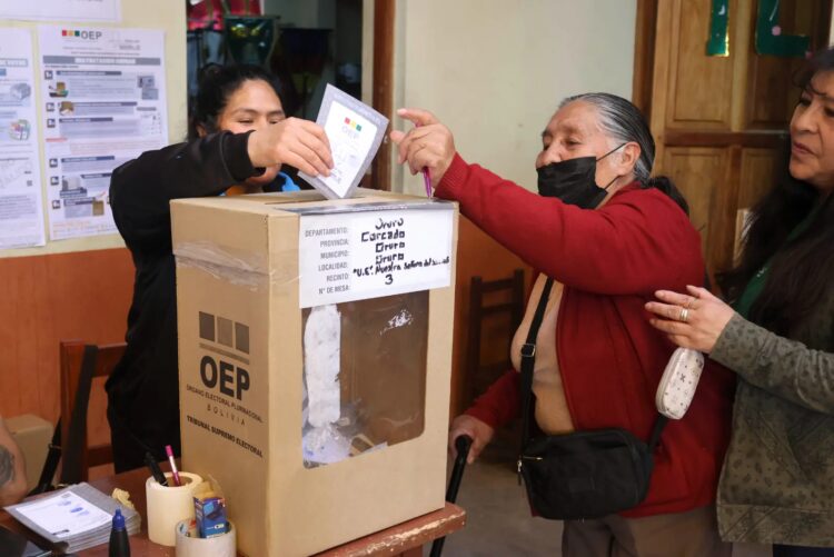 Una persona emite su voto. Foto: APG.