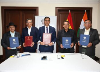 El embajador de India con autoridades locales. Foto: Embajada de India.