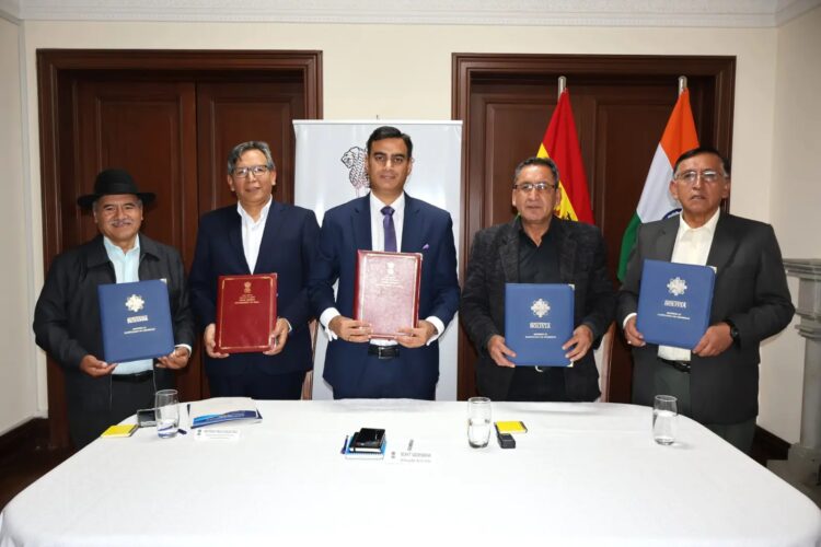 El embajador de India con autoridades locales. Foto: Embajada de India.