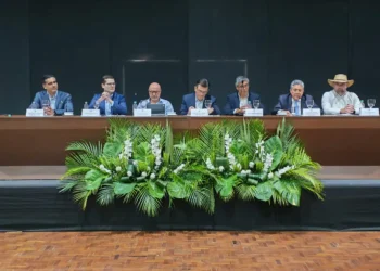 Representantes del sector empresarial privado y del gobierno electo. Foto: CAO.