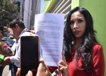 Brenda Lafuente muestra el documento con el que pidió que se active una alerta migratoria contra el presidente Luis Arce.
Foto: APG
