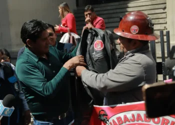 El dirigente de los Gremiales de la ciudad de El Alto, Toño Siñani y el representante de la Federación de Mineras de Potosí, Marco Gomez. Foto: APG.