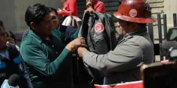 El dirigente de los Gremiales de la ciudad de El Alto, Toño Siñani y el representante de la Federación de Mineras de Potosí, Marco Gomez. Foto: APG.