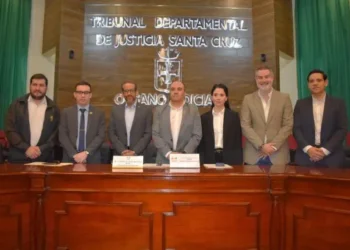 Vocales del TSE, Gustavo Ávila y Yajaira San Martín junto a autoridades de Santa Cruz. (Foto: TSE)
