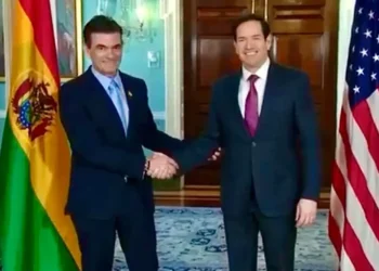 El presidente electo Rodrigo Paz y el Secretario de Estado de Estados Unidos, Marco Rubio, en Washington. Foto: Captura
