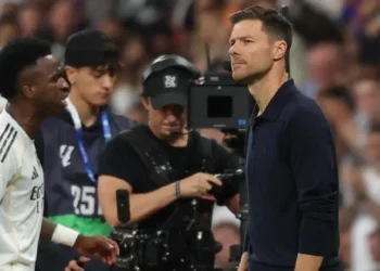 Vinícius, pasa junto a su técnico, Xabi Alonso, tras ser sustituido y mostrar su enfado durante el partido de la liga ante el FC Barcelona. (FOTO: AFP)