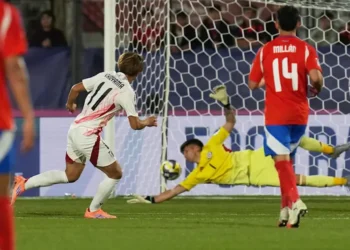 Yumeki Yokoyama, de la selección de Japón, marca el segundo tanto de su equipo ante Chile. (FOTO: AFP)