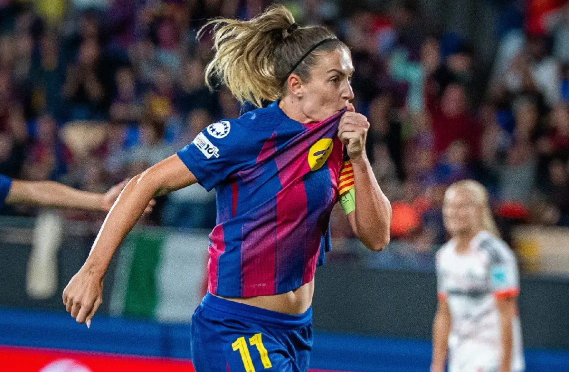 Alexia Putellas celebra con pasión besando el escudo del Barcelona tras su gol. (FOTO: FC Barcelona Femení)