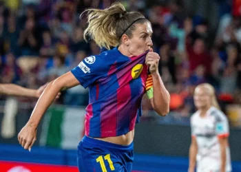Alexia Putellas celebra con pasión besando el escudo del Barcelona tras su gol. (FOTO: FC Barcelona Femení)
