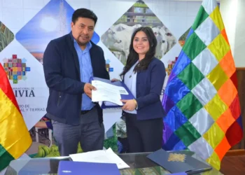 El ministro Yamil Flores entrega información al próximo gobierno. Foto: Ministerio de Desarrollo Rural.