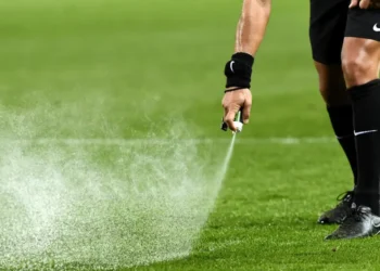 Un árbitro marca la posición para un lanzamiento de falta en Guingamp. (FOTO: AFP)