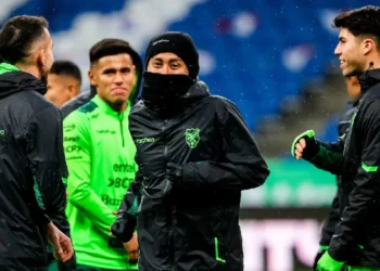 Miguel Terceros, junto a sus compañeros, durante el entrenamiento en el VTB Arena. (Foto: FBF)