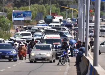 Vehículo no pueden circular por una vía de Cochabamba.
Foto: APG