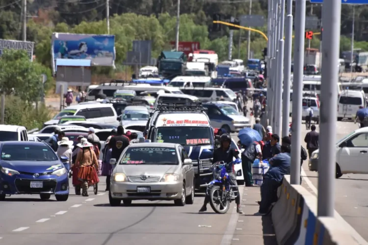 Vehículo no pueden circular por una vía de Cochabamba.
Foto: APG