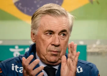 El seleccionador de Brasil, Carlo Ancelotti, aplaude antes del partido amistoso disputado contra Corea del Sur. (FOTO: AFP)