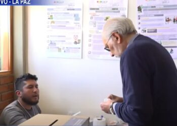 El expresidente Carlos Mesa emite su voto. Foto: Captura DTV.