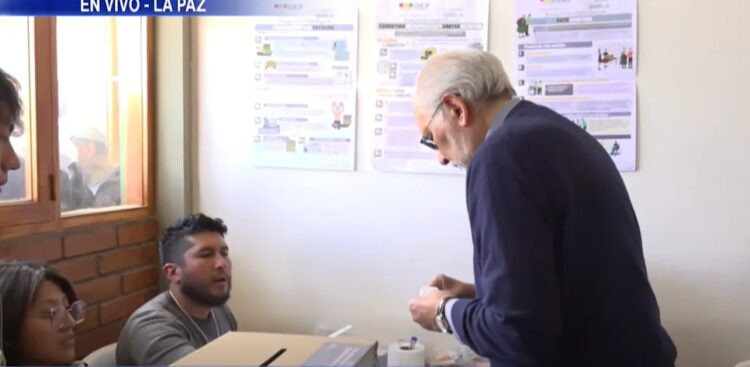 El expresidente Carlos Mesa emite su voto. Foto: Captura DTV.