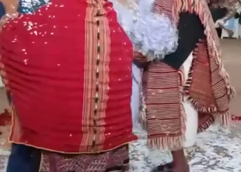 Los novios bailan el vals con sus papás/Captura de video