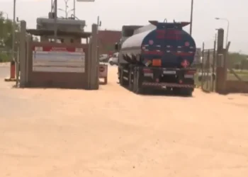 Uno de los camiones cisterna entra en la refinería de Palmasola. Foto: Captura DTV.
