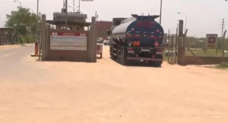 Uno de los camiones cisterna entra en la refinería de Palmasola. Foto: Captura DTV.