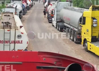 Las cisternas en las afueras de la Refinería de Palmasola. Foto: Unitel.