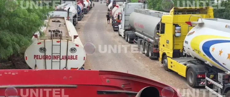 Las cisternas en las afueras de la Refinería de Palmasola. Foto: Unitel.