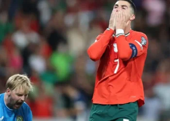 El portero de Irlanda Caoimhin Kelleher celebra después de que el delantero portugués Cristiano Ronaldo no lograra anotar desde el punto de penalti. (FOTO: AFP)