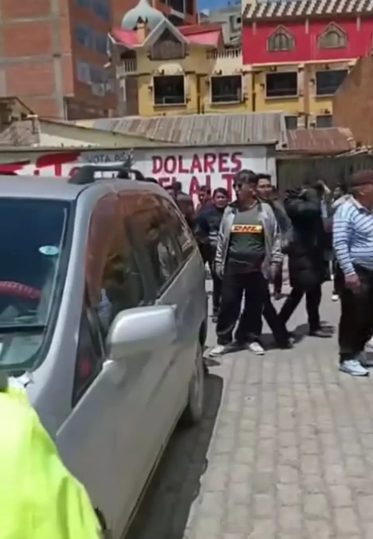 Un grupo de choferes agredió a mujeres transportistas en El Alto. FOTO: Captura Red Alto Nivel