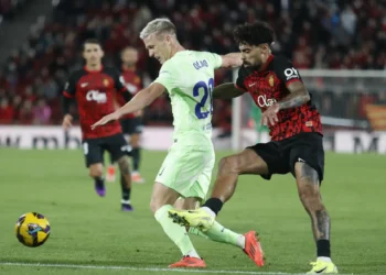 Dani Olmo trata de marcharse de un rival durante el partido liguero entre el Mallorca y el FC Barcelona. (FOTO: AFP)
