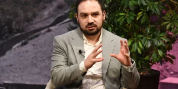 El director de la fundación Internet Bolivia, Cristian León, en entrevista con Piedra, Papel y Tinta.