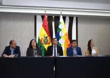 Autoridades nacionales e internacionales en un evento sobre energía nuclear. Foto: AETN.
