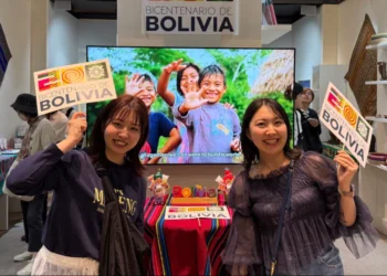 Japoneses en el stand de Bolivia en la Expo Osaka 2025. Foto: ABI.