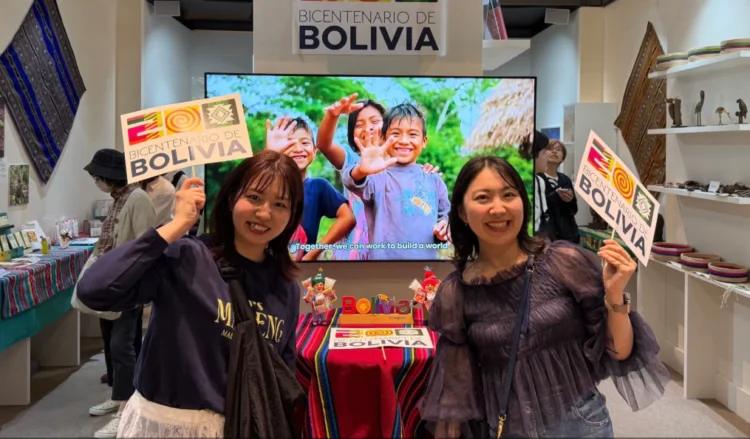 Japoneses en el stand de Bolivia en la Expo Osaka 2025. Foto: ABI.