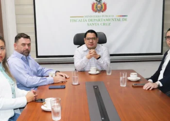 Representantes del agro cruceño con autoridades de la Fiscalía. Foto: Ministerio Público.
