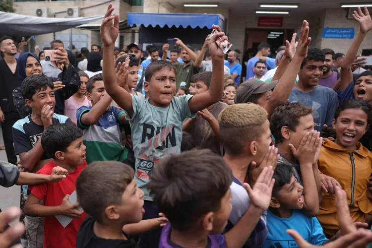 Niños palestinos celebran fre la noticia de un nuevo acuerdo de alto el fuego. Foto: AFP