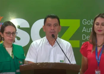 Carlos Hurtado (c) junto a representantes del CENETROP en la rueda de prensa. Foto: Gobernación