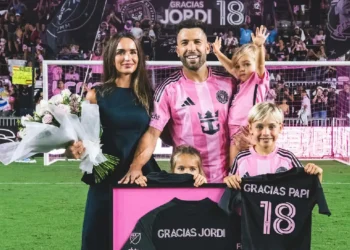 Jordi Alba posó junto a su familia durante su homenaje por su retiro. (FOTO: Inter Miami CF)
