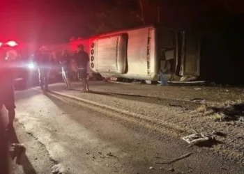 El bus se volcó y quedó a un costado de la carretera/PFR