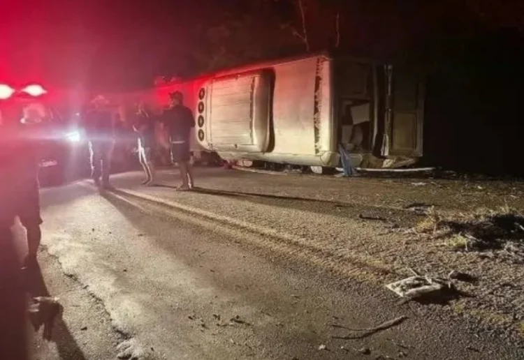 El bus se volcó y quedó a un costado de la carretera/PFR