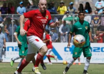 Gianni Infantino luce la camiseta de la Selección Boliviana mientras corre.