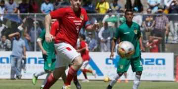 Gianni Infantino luce la camiseta de la Selección Boliviana mientras corre.